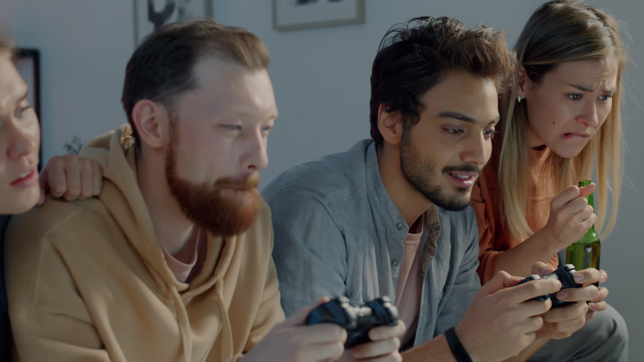 Gli amici giocano a videogiochi
