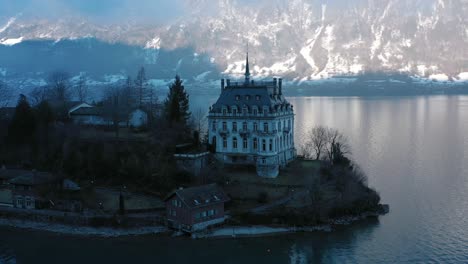 Excelente-Vista-Aérea-Del-Castillo-En-La-Península-De-Iseltwald,-Suiza