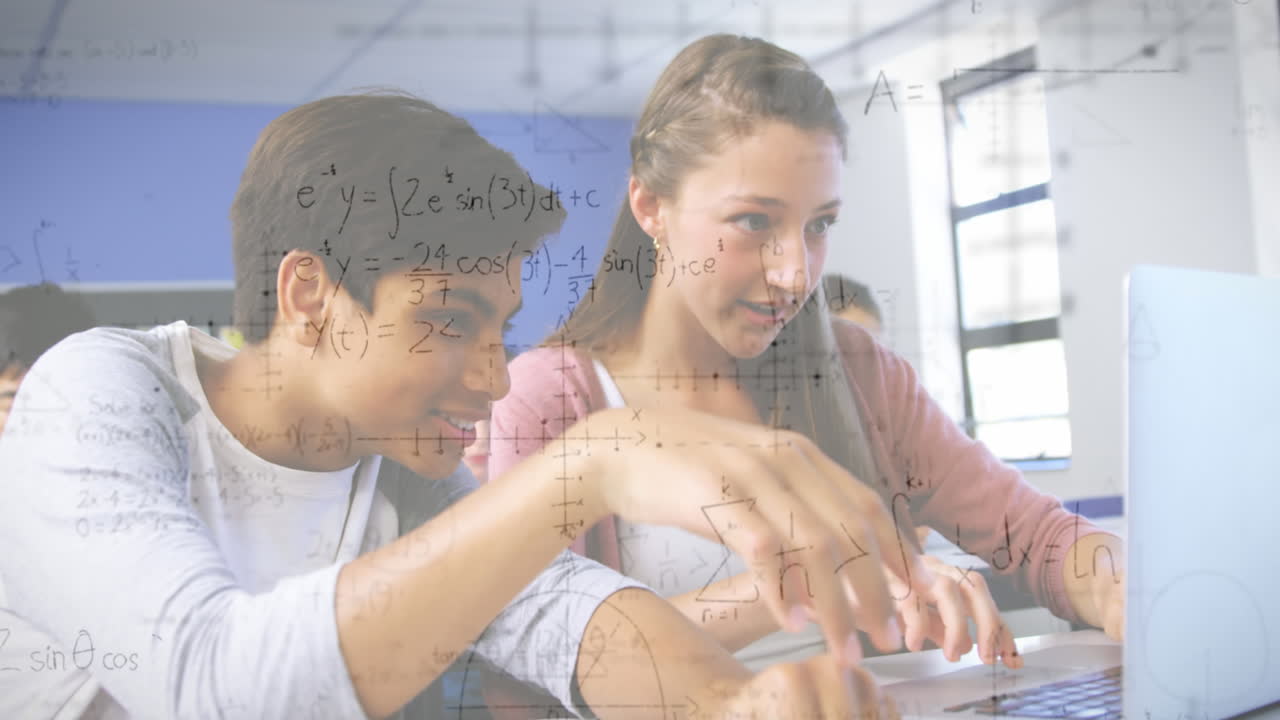 animación de ecuaciones matemáticas sobre niños de escuela usando computadora portátil en el aula