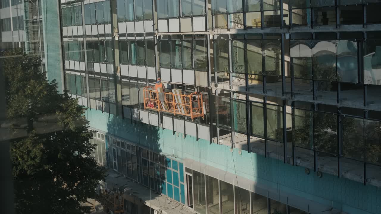 trabajadores de edificios altos, escaladores industriales reparan la fachada