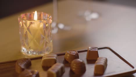 primer plano de chocolates en bandeja para el día de san valentín en la mesa 1