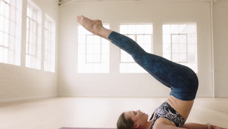 Hermosa-Mujer-De-Yoga-Ejercitando-Un-Estilo-De-Vida-Saludable-Practicando-Pose-De-Barco-Disfrutando-Del-Entrenamiento-En-El-Estudio-Sobre-Una-Colchoneta-De-Ejercicios