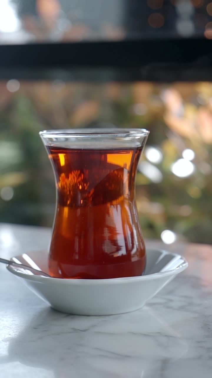 Mermer Bir Masanın Üzerinde Geleneksel Bir Bardakta Buharı Tüten Sıcak Türk Çayı