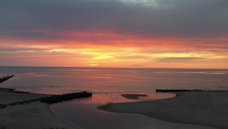 Drohnen-Luftaufnahme-Des-Sommersonnenuntergangs-In-Sventoji,-Litauen