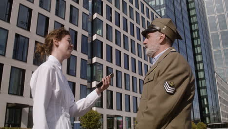 hombre y mujer teniendo una conversación