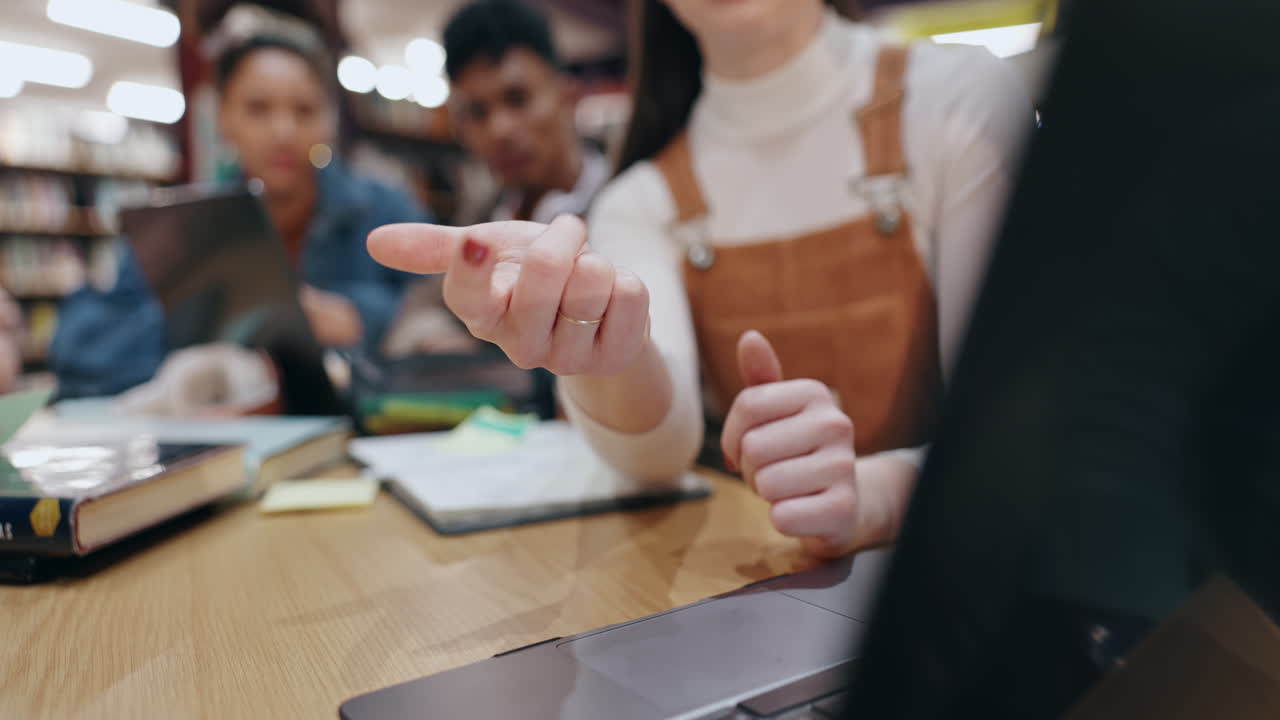 Studenti che collaborano in una biblioteca