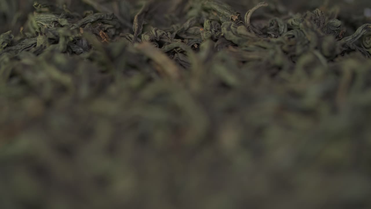 primer plano de hojas de té negro secas