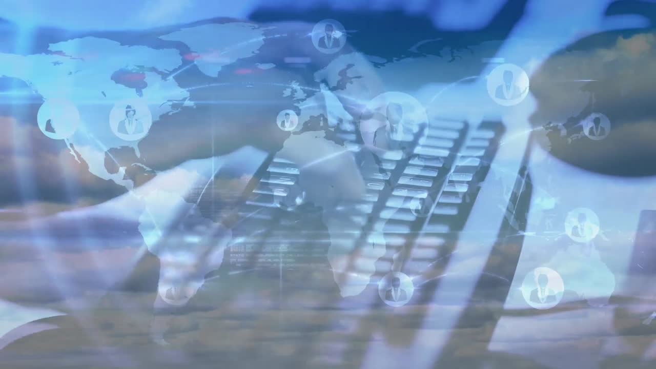 키보드에서 손으로 입력하는 클로즈업과 비교하여 세계 지도 위의 데이터 처리 애니메이션