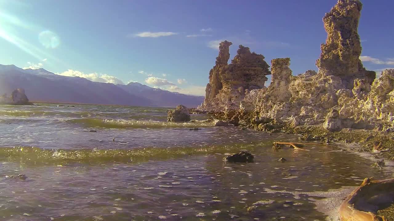un travelling a lo largo de las orillas del lago mono en california 2