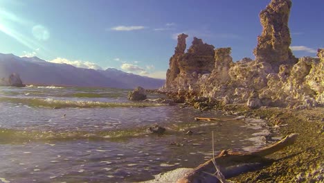 un travelling a lo largo de las orillas del lago mono en california 2