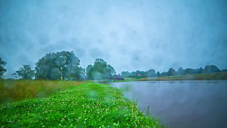 Nasse-Wetterwolken,-Die-Auf-Dem-Land-über-Den-Fluss-Rollen