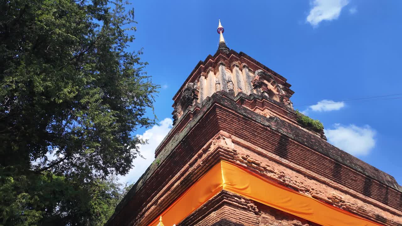 Buddhist temple pagoda Wat Chedi Luang Chiang Mai Thailand exterior