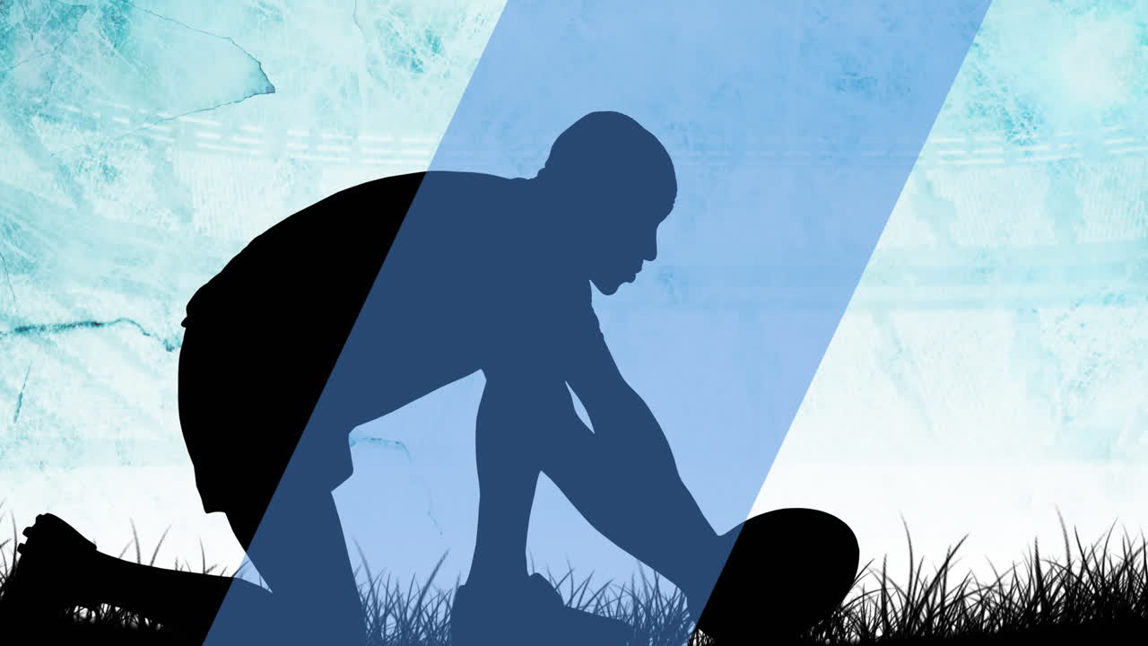 대각선 파란색 줄무 ⁇ 가 실루 ⁇  남성 럭비 선수가 풀 위에 공을 놓고 움직이는 애니메이션