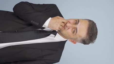 video vertical de un hombre de negocios estresado mordiendo uñas.