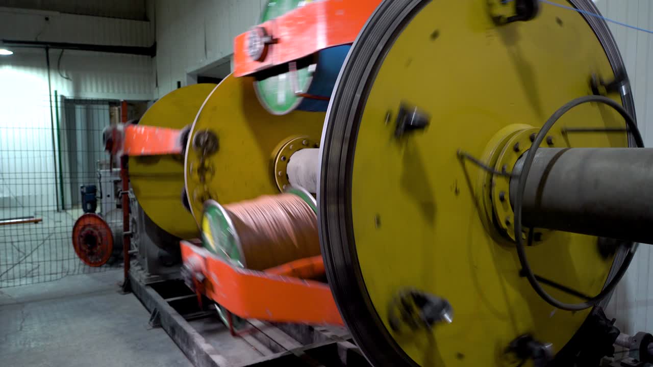 producción de alambre de cobre, cable de bronce en carretes en la fábrica. equipo para la producción de cable eléctrico