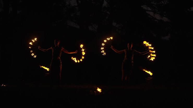 Danzatori del fuoco di notte