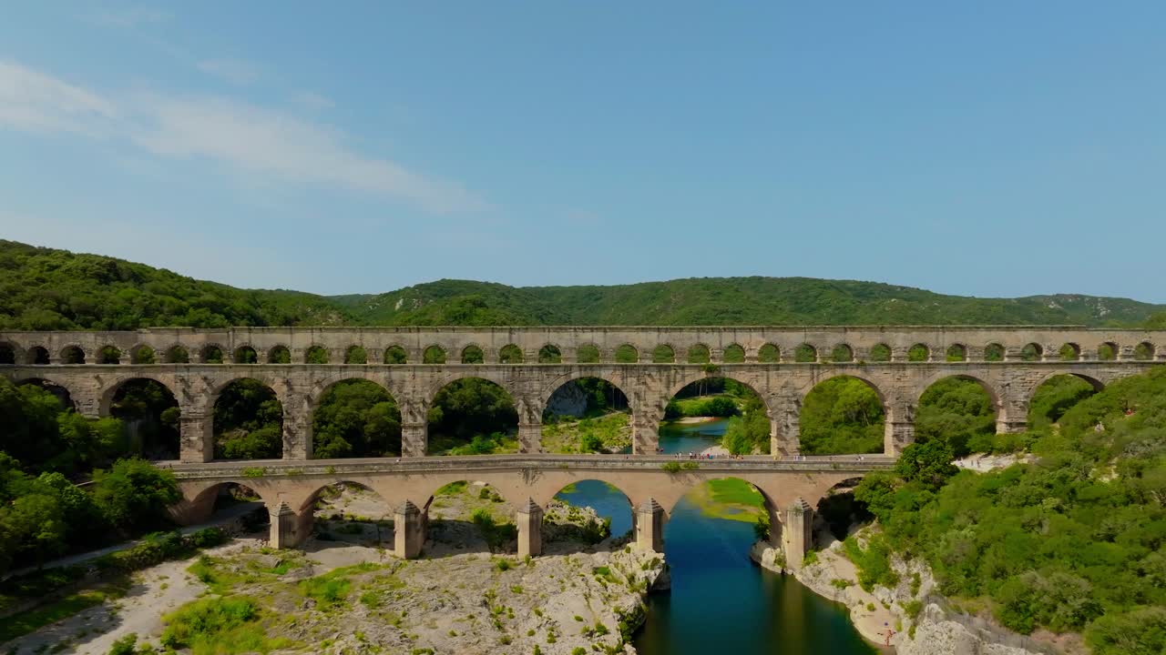 공중에서 볼 수 있는 매혹적인 전망: 웅장한 로마의 수로 다리인 pont du gard