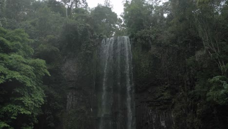 Cascada-Mile-Mile-Durante-La-Temporada-De-Lluvias-En-Queensland,-Australia---Tilt-Down-Shot