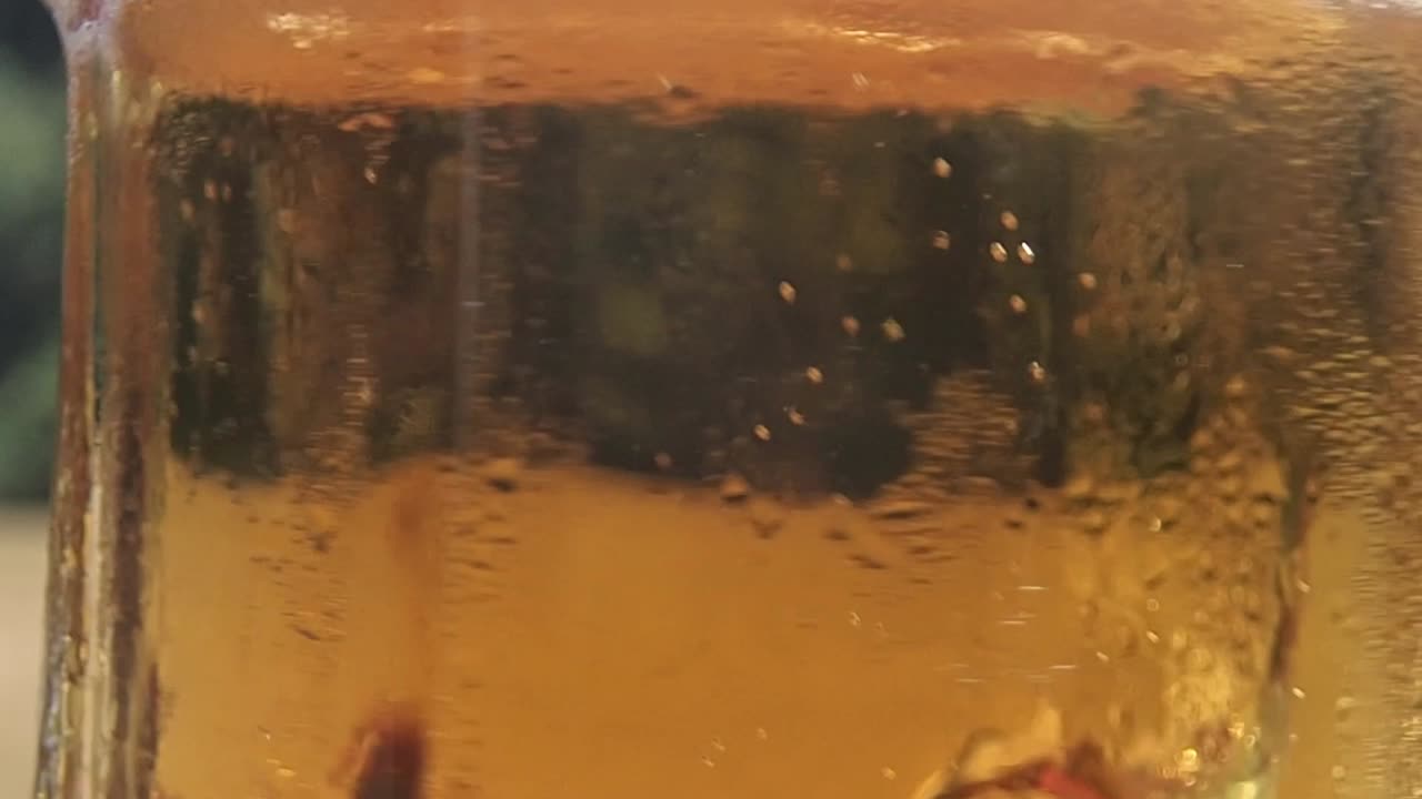 bolle da una birra girando il bicchiere