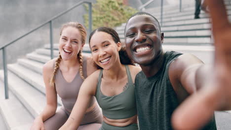 amigos felices tomando una selfie en las escaleras después del entrenamiento