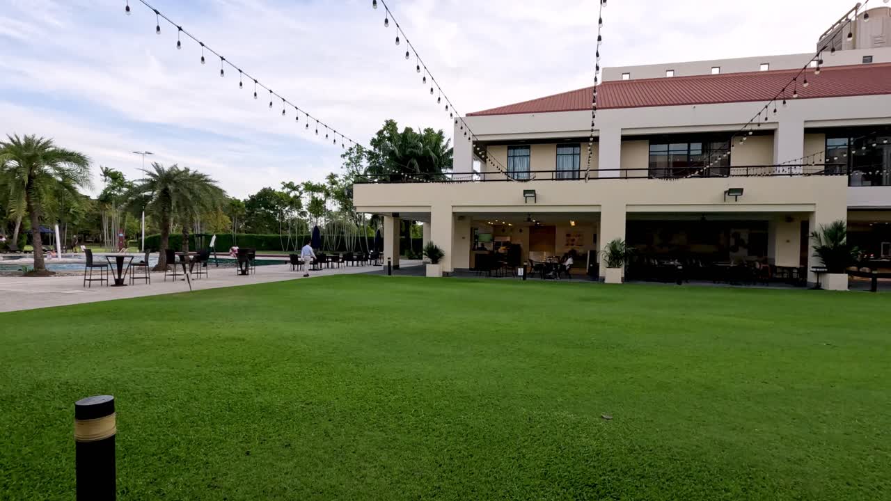 울창한 마당을 가로질러 조용히 는 것.