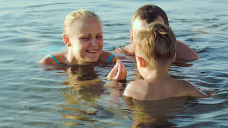 Eltern-Und-Sohn-Im-Meer-Während-Der-Sommerferien