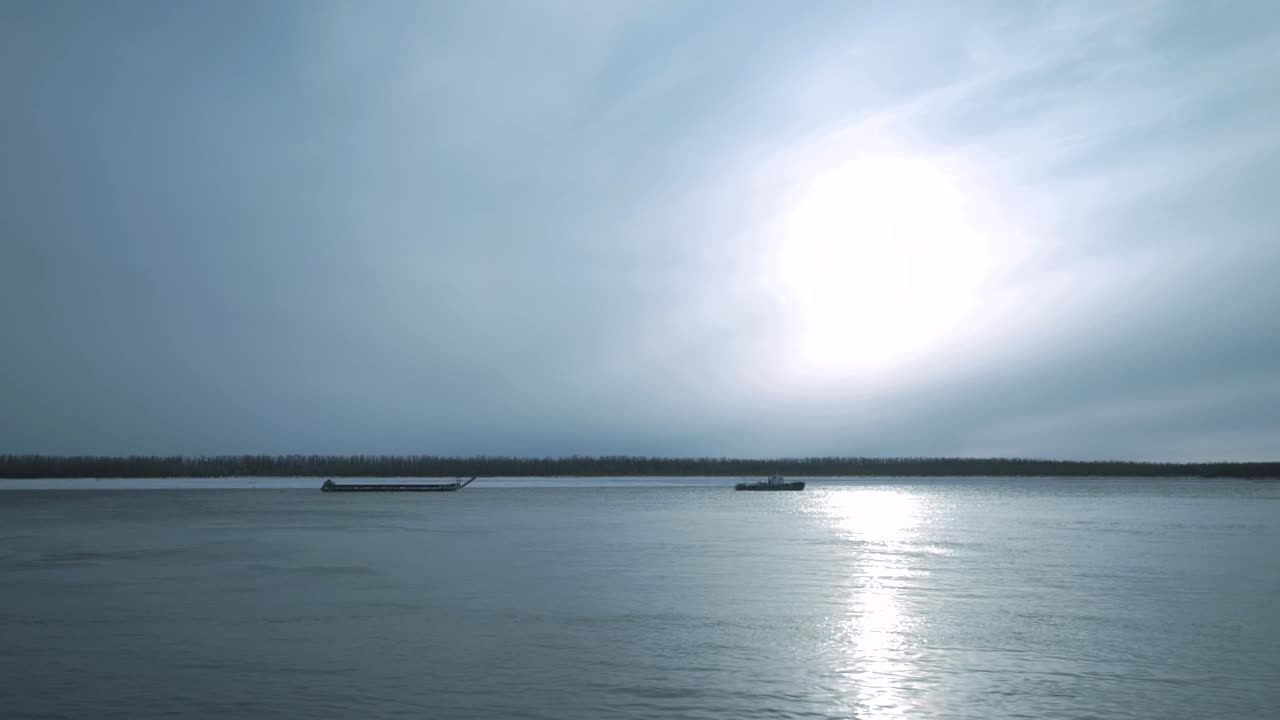 배 들 이 있는 겨울 의 강 장면