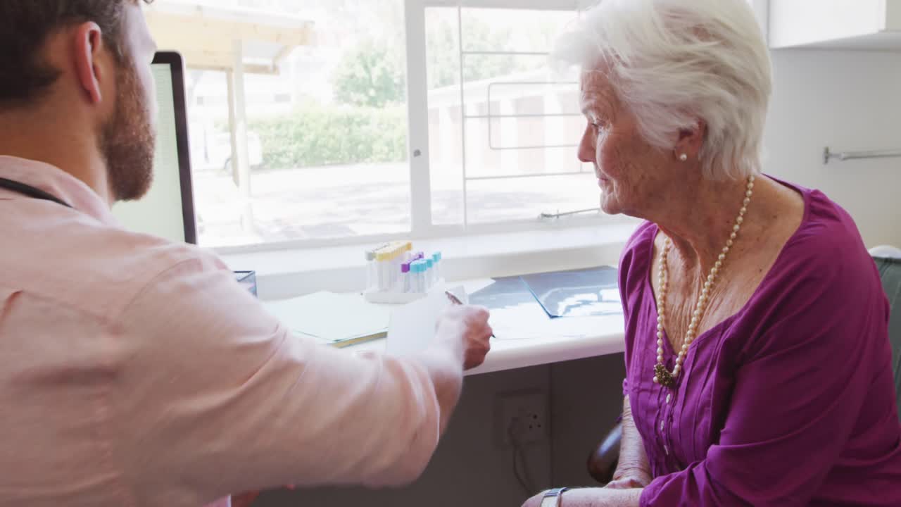 노인 집 에서 노인 여자 를 검사 하는 의사