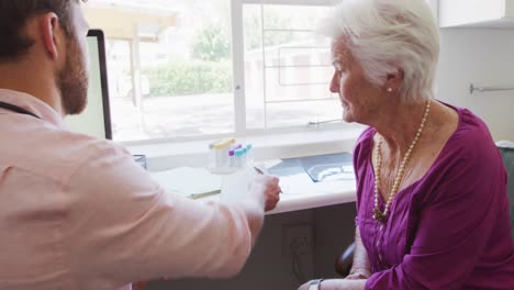 médico examinando a una mujer mayor en un hogar de ancianos