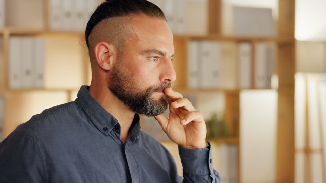 noche en la oficina, el hombre comiendo fideos en el escritorio