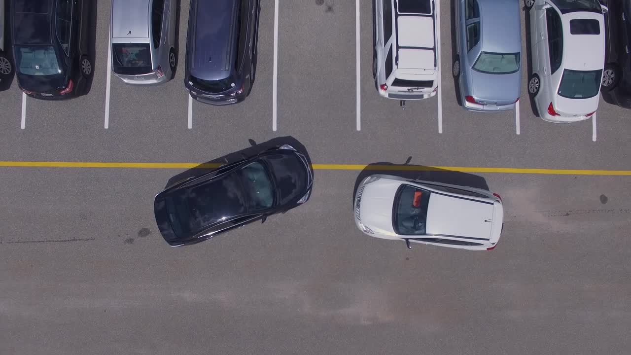 Dois carros tentando entrar na mesma vaga de estacionamento, vista aérea zenital com drone 4K