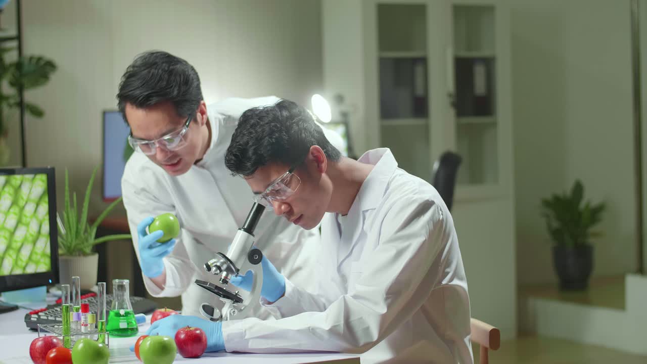 Medical Team Researchers Analyzing Botany Expertise On Microscope Discovering Genetic Mutation. Pharmaceuticals Scientist Working In Biochemistry Laboratory At Biological Agriculture Experiment