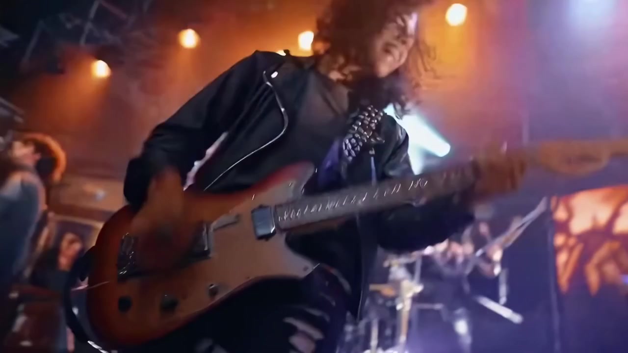 Chitarrista energico che suona musica rock dal vivo sul palco