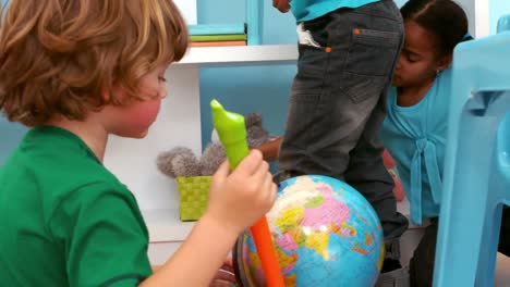 Niños-Jugando-Junto-Con-Juguetes-Y-Un-Globo-Terráqueo