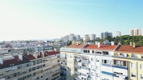 Vista-Aérea-De-Casas-Típicas-Portuguesas-Ubicadas-En-El-Corazón-De-Lisboa,-Creando-Un-Paisaje-Urbano-Encantador-Y-Pintoresco.