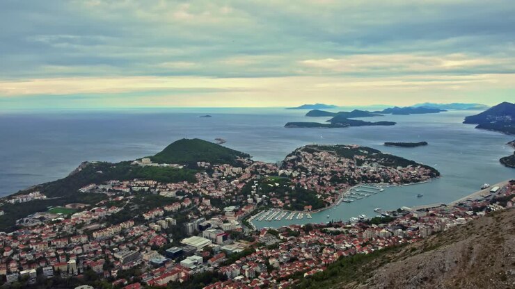 Ripresa aerea del paesaggio della città di Dubrovnik e delle Isole Elafiti, Croazia