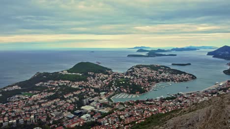 Toma-Aérea-Del-Paisaje-De-La-Ciudad-De-Dubrovnik-Y-Las-Islas-Elaphiti,-Croacia