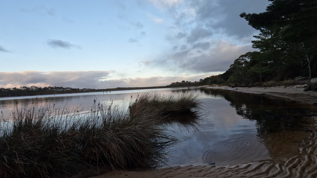 amanecer temprano en la mañana en strahan, costa oeste de tasmania