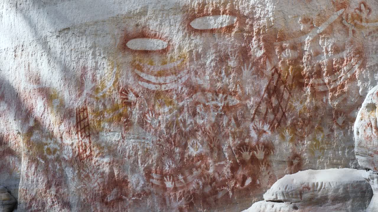 historias de tiempos de ensueño pintadas en antiguas paredes de piedra arenisca por los aborígenes bidjara y karingbal de australia