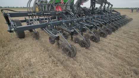 demostración de maquinaria agrícola en una exposición. los tractores operan en el campo, mostrando sus capacidades y rendimiento en acción
