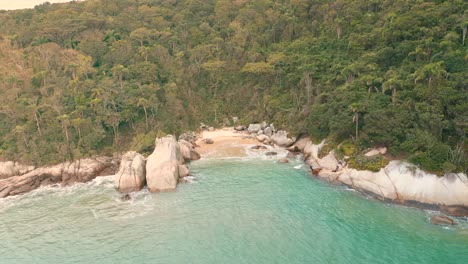 vista cinematográfica de drones que distancia una playa secreta tropical en brasil, praia do cação