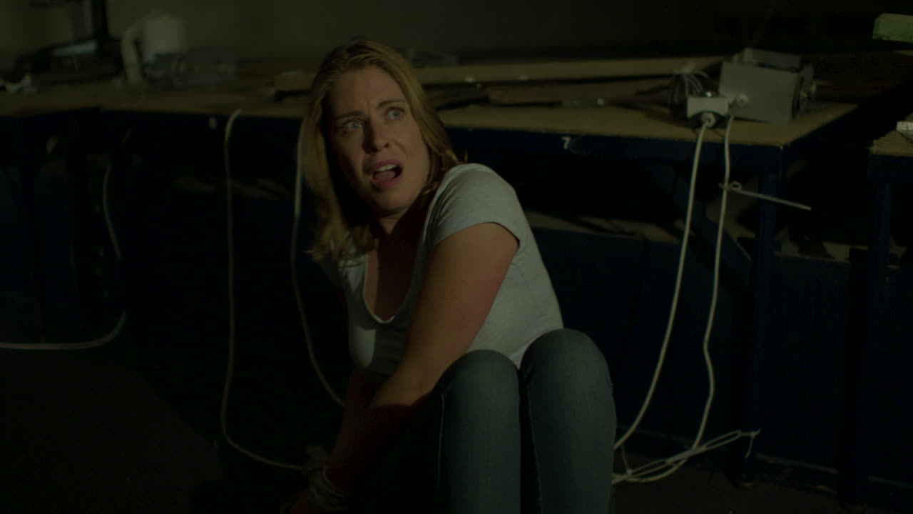 무서운 지하실에서 납치범에게서 벗어나려고 묶인 여자