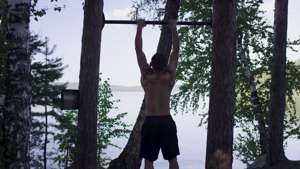 hombre realizando pull-ups al aire libre