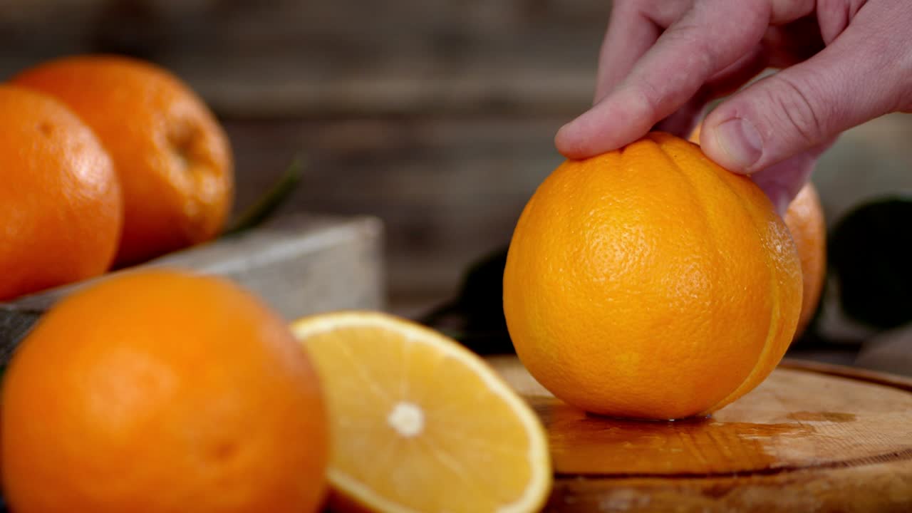 los hombres cortaron la naranja por la mitad.