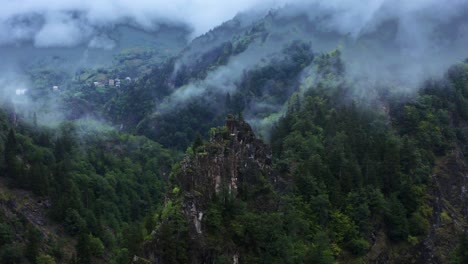 Luftaufnahme,-Atemberaubender-Drohnenblick-Auf-Die-Wunderschönen-Berge-Der-Schwarzmeerregion-An-Einem-Sommertag