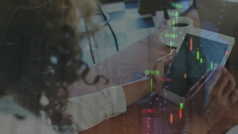 animación del procesamiento de datos financieros sobre la vista trasera de una mujer usando una tableta digital en un café.