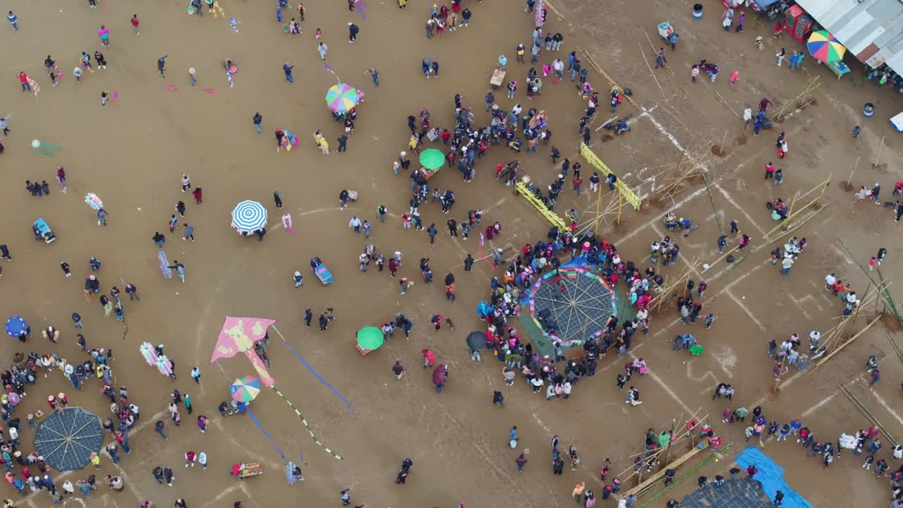 Veduta aerea del tradizionale festival degli aquiloni con molte persone riunite a Sumpango Sacatepequez, Guatemala