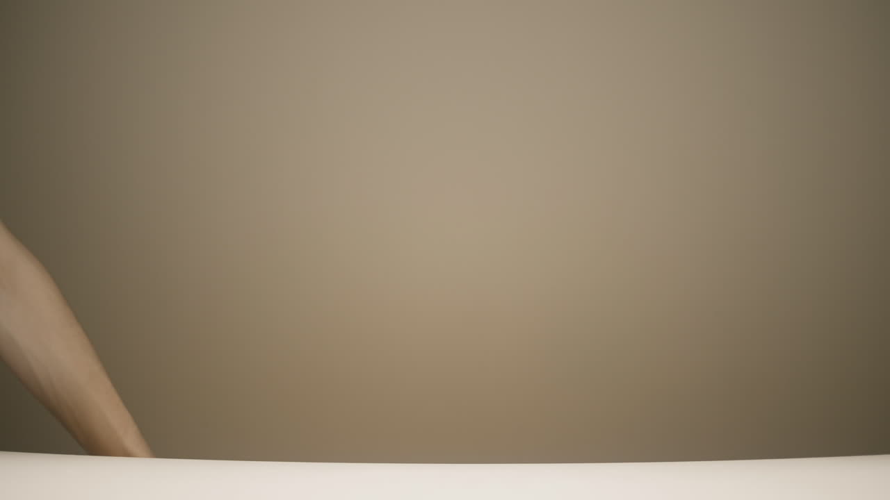 con una linterna en la mano