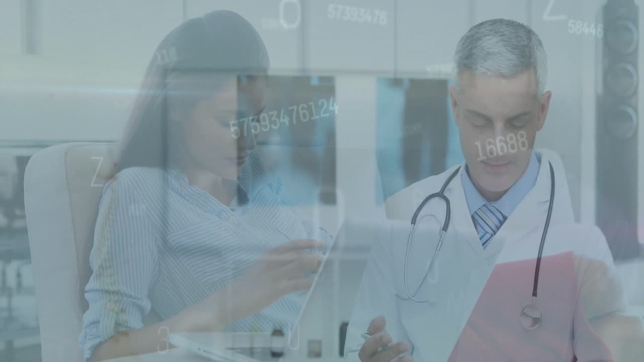 animación de números procesando sobre una mujer caucásica y un médico caucásico sonriente tomando notas