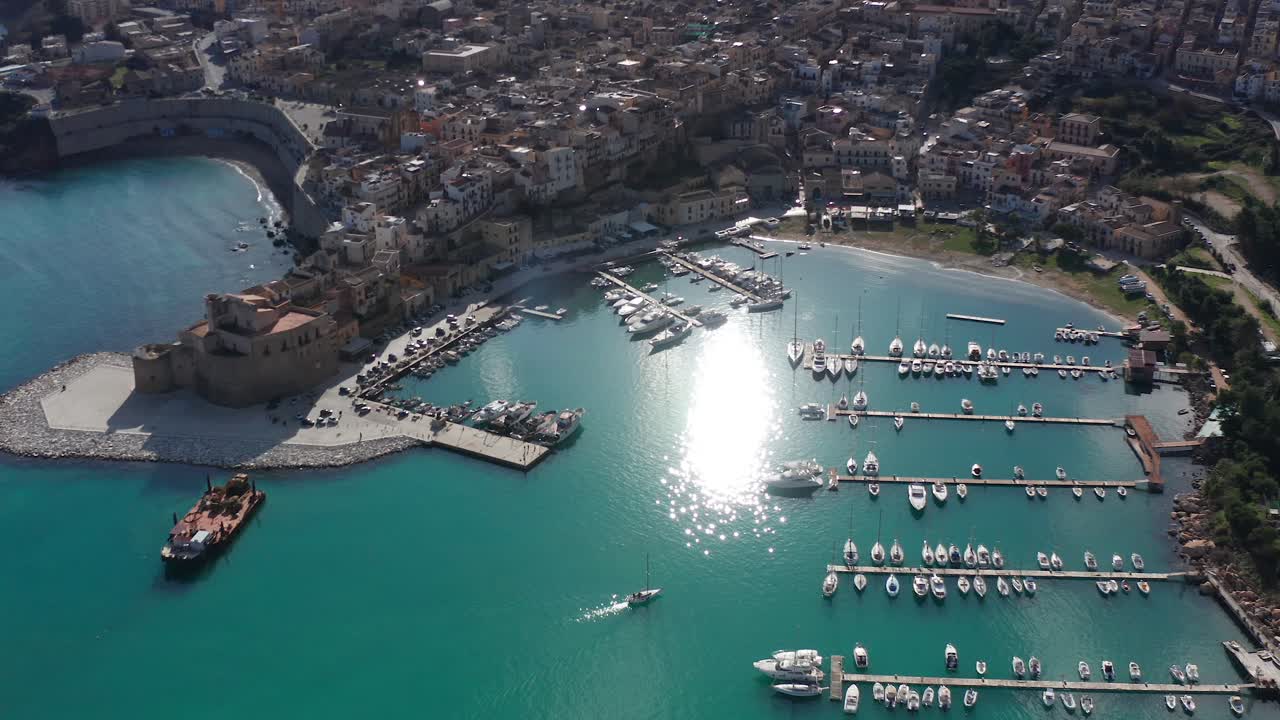 화창한 날에 카스텔로 아라보 노르마노가 있는 시칠리아의 카스텔라마레 델 골포 항구의 공중 전망